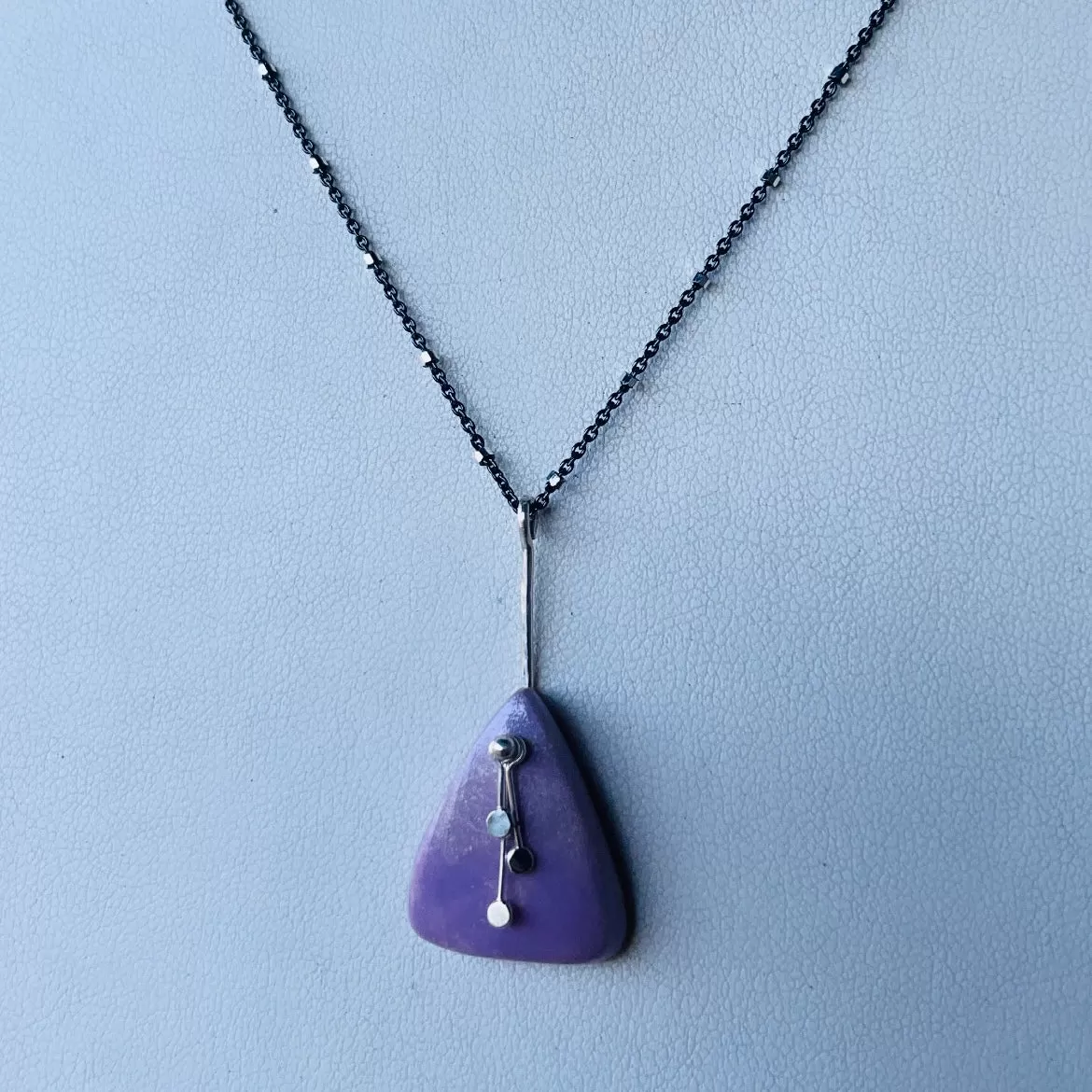 Pendulum Dots triangle purpurite